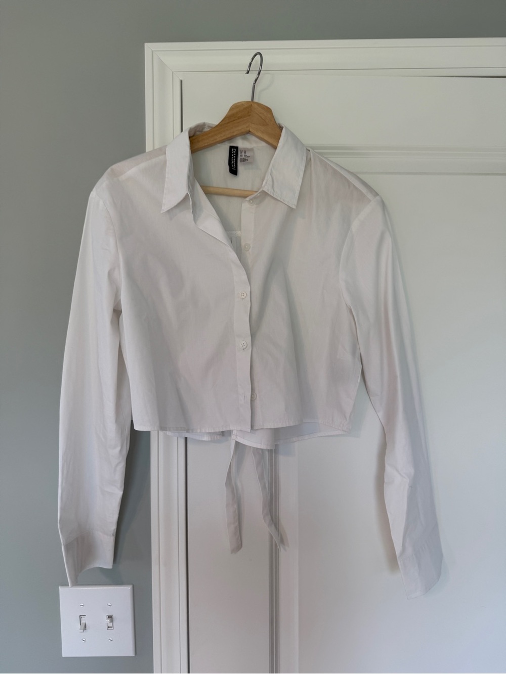 H&M White Cropped Tie-Front Button-Down Shirt